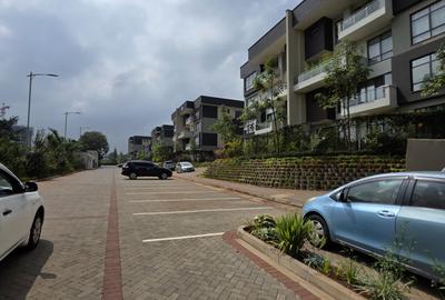 4 Bed Apartment with En Suite in Rosslyn