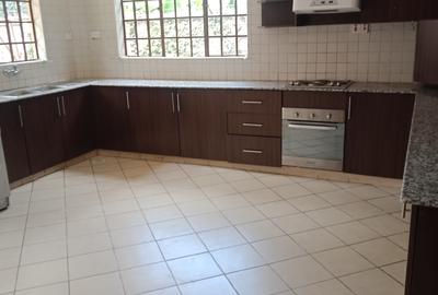 5 Bed Townhouse with En Suite in Lavington