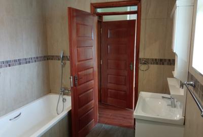 4 Bed Townhouse with En Suite at South C - 2