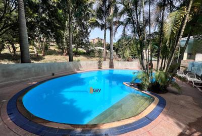 1 Bed Apartment with Swimming Pool in Riverside