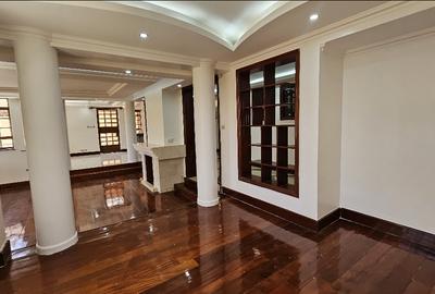 5 Bed House with En Suite in Runda