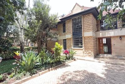 6 Bed Villa with En Suite in Lavington - 2