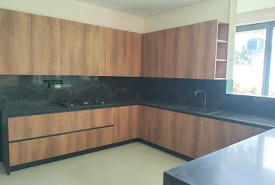 5 Bed Townhouse with En Suite in Brookside - 3