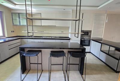 4 Bed House with En Suite in Lavington