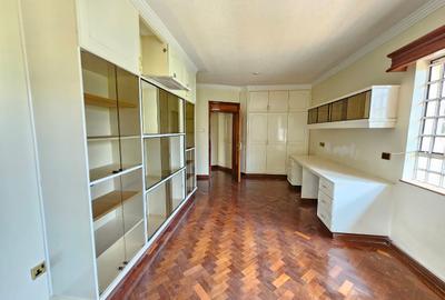 5 Bed House with En Suite in Runda