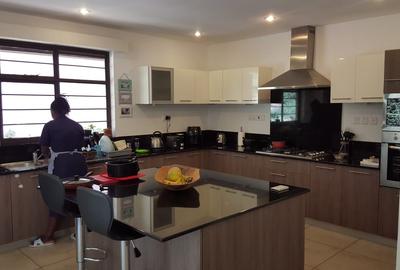4 Bed House with En Suite in Rosslyn