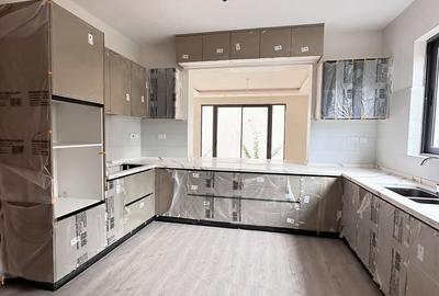 6 Bed Townhouse with En Suite at Lavington Green - 2