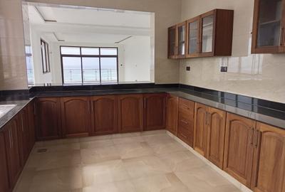 4 Bed Apartment with En Suite in Kizingo