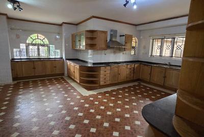 4 Bed Townhouse with En Suite in Hill View - 3