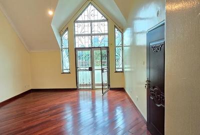 5 Bed Townhouse with En Suite in Lavington - 3