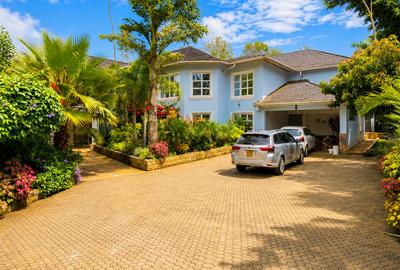 5 Bed House with En Suite in Runda