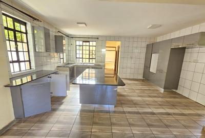 5 Bed Townhouse with En Suite at Kyuna