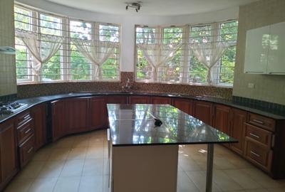 5 Bed Townhouse with En Suite in Rosslyn - 3