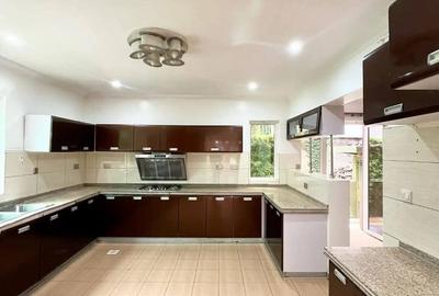 4 Bed Townhouse with En Suite at Riverside Drive - 3