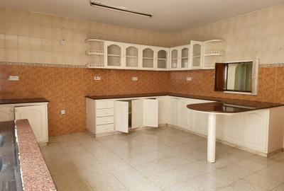 5 Bed Townhouse with En Suite in Spring Valley - 2