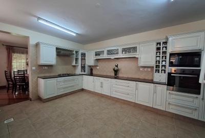 5 Bed Villa with En Suite at Near Kianda School
