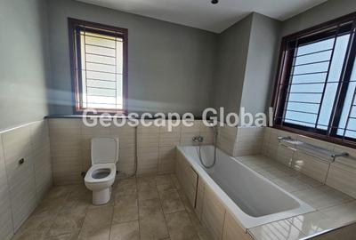 5 Bed House with En Suite in Runda