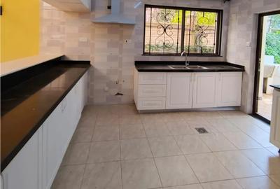 5 Bed Townhouse with En Suite in Lavington - 3