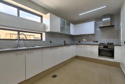 3 Bed Apartment with En Suite in Lavington - 4