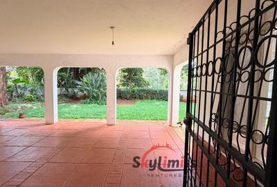 4 Bed House with En Suite in Hill View - 3