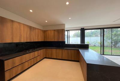 5 Bed Villa with En Suite in Spring Valley - 4