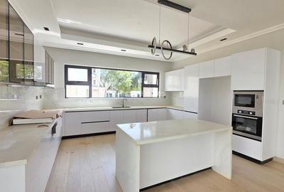 5 Bed Townhouse with En Suite at Lavington - 2