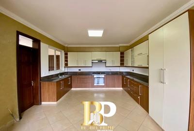 3 Bed Apartment with En Suite in Brookside