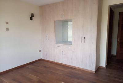 5 Bed House with En Suite in Runda