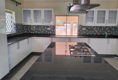 5 Bed House with En Suite in Runda