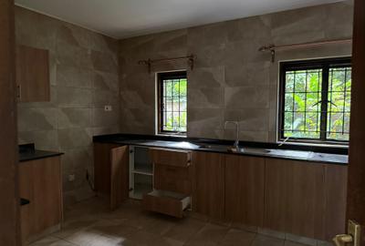 4 Bed House with En Suite in Riverside - 2