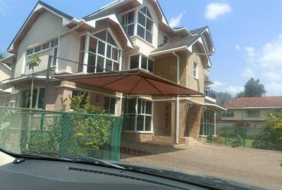 5 Bed House with En Suite in Lavington