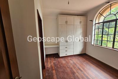 5 Bed House with En Suite in Runda