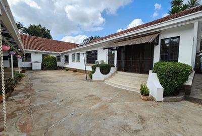 5 Bed House with En Suite in Runda