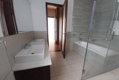 4 Bed House with En Suite in Garden Estate - 3