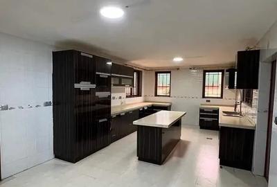5 Bed Townhouse with En Suite at Lavington - 4