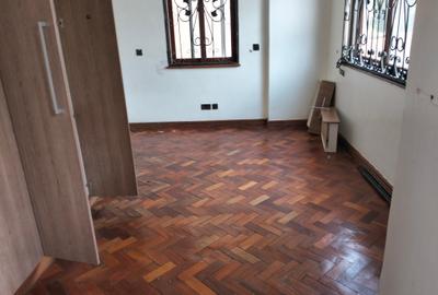 5 Bed Townhouse with En Suite in Lavington - 3