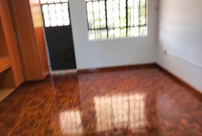5 Bed House with En Suite in Runda