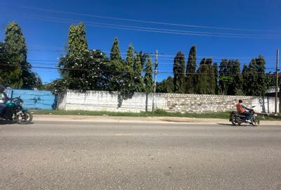 1.1 ac Commercial Property with Fibre Internet at Links Road