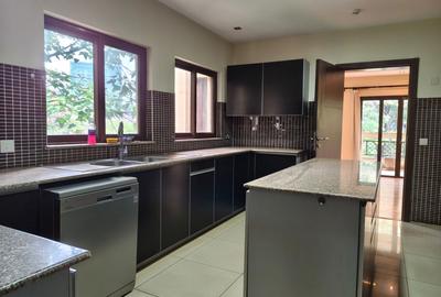 4 Bed Apartment with En Suite in Riverside
