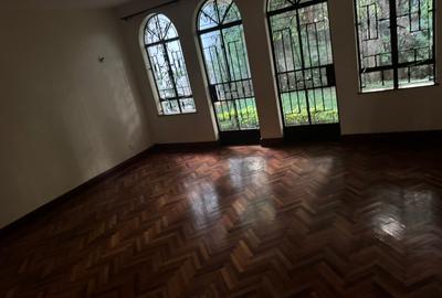5 Bed Villa with En Suite in Riverside
