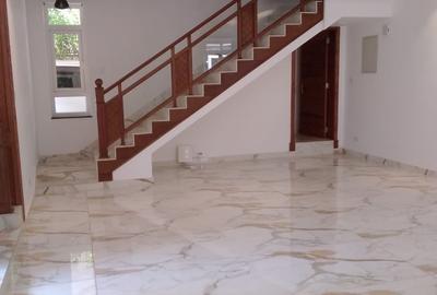 6 Bed Townhouse with En Suite in Lavington - 2