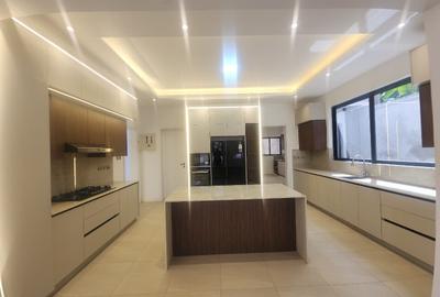 5 Bed House with En Suite in Lavington - 4