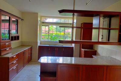 5 Bed House with En Suite in Rosslyn - 2