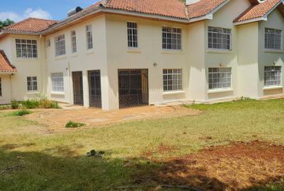 5 Bed Villa with En Suite in Nyari