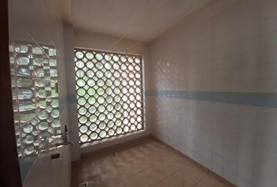 1 Bed Apartment with En Suite in Kilimani - 2