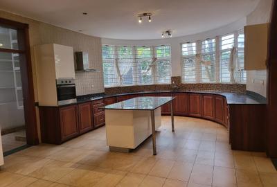 5 Bed Townhouse with En Suite in Rosslyn - 2