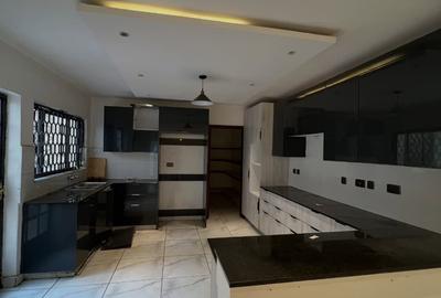 5 Bed Townhouse with En Suite in Lavington - 3