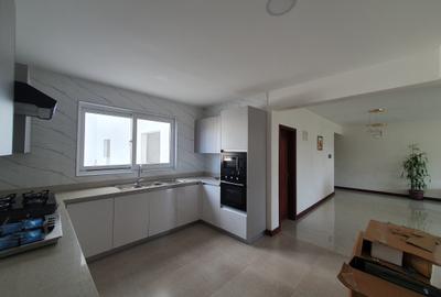 3 Bed Apartment with En Suite in Parklands - 4