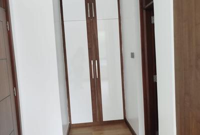 5 Bed House with En Suite in Lavington - 4