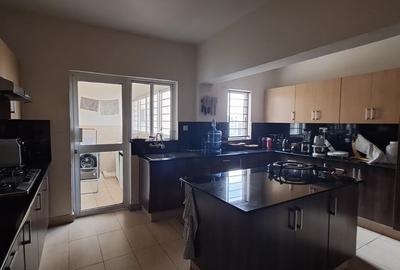 2 Bed Apartment with En Suite in Kilimani - 3